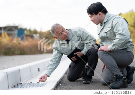 インフラを支える技術者 135156838