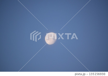 青空に浮かぶ月 青空に浮かぶ月 135156930
