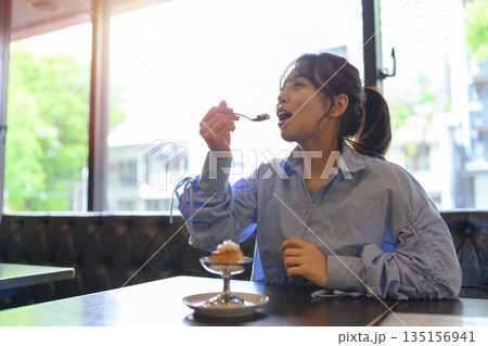 カフェでクラシックプリンを楽しむ20代女性 カフェでクラシックプリンを楽しむ20代女性 135156941