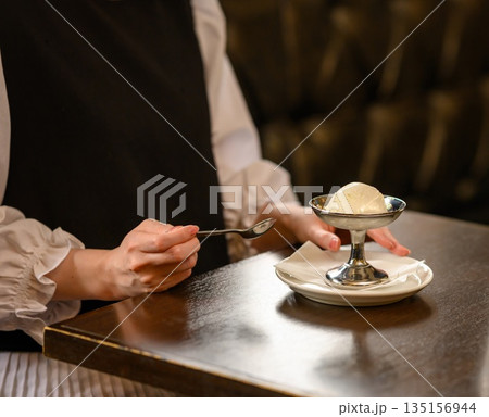 アイスクリームと女性の手元 135156944