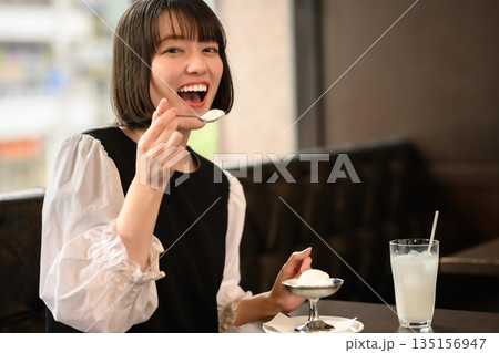 カフェでアイスクリームを楽しむ若い女性 135156947