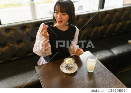 カフェでデザートを楽しむ若い女性 135156954