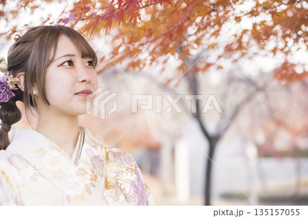 成人式前撮りイメージ 紅葉を眺める着物姿の女性 成人式前撮りイメージ 紅葉を眺める着物姿の女性 135157055