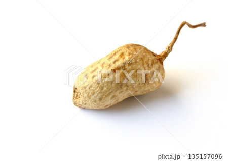 白背景の変わった形の落花生 135157096