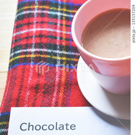 ホットチョコレートのクローズアップ 英語のchocolateの文字をそえて ホットチョコレートのクローズアップ 英語のchocolateの文字をそえて 135157204