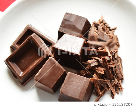 キューブ型のチョコと刻んだチョコレート カカオポリフェノールのヘルシー効果 キューブ型のチョコと刻んだチョコレート カカオポリフェノールのヘルシー効果 135157207