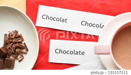 板チョコと刻んだチョコレートとホットチョコレートのクローズアップ 板チョコと刻んだチョコレートとホットチョコレートのクローズアップ 135157211
