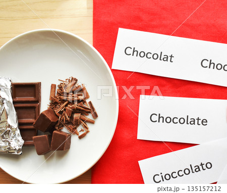 板チョコと刻んだチョコレートのクローズアップ 英語の文字をそえて 板チョコと刻んだチョコレートのクローズアップ 英語の文字をそえて 135157212