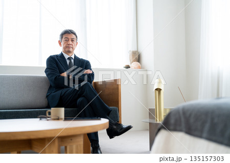 腕を組み自信を感じさせるシニアビジネスマン 135157303
