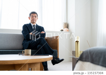 腕を組み自信を感じさせるシニアビジネスマン 135157304