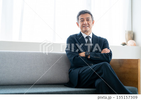 腕を組み自信を感じさせるシニアビジネスマン 135157309