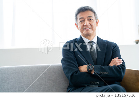 腕を組み自信を感じさせるシニアビジネスマン 135157310