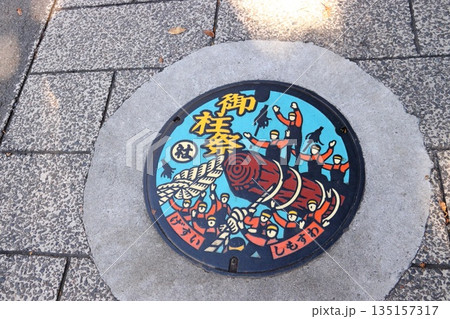 下諏訪町のマンホールのふた 下諏訪町のマンホールのふた 135157317