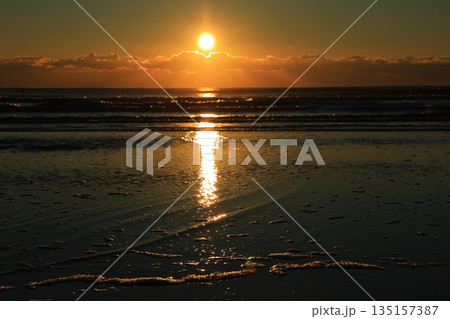 美しい海岸の朝焼け 美しい海岸の朝焼け 135157387