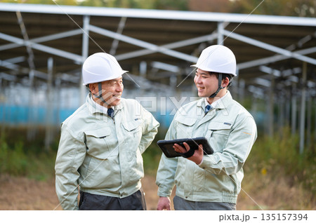 インフラを支える技術者 135157394