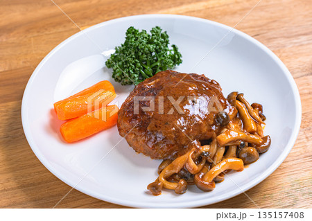 きのこソースがかかったハンバーグ 135157408