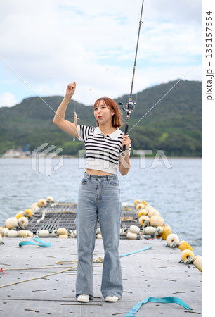 釣り上げた魚を見せる女性 【撮影協力:隠岐シーサイドリゾートみやび様】 釣り上げた魚を見せる女性 【撮影協力:隠岐シーサイドリゾートみやび様】 135157554