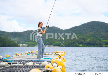 釣り上げた魚と喜ぶ女性 【撮影協力:隠岐シーサイドリゾートみやび様】 釣り上げた魚と喜ぶ女性 【撮影協力:隠岐シーサイドリゾートみやび様】 135157556
