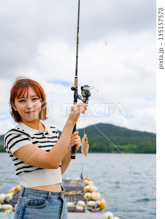 ボートで釣り上げた魚と笑顔 【撮影協力:隠岐シーサイドリゾートみやび様】 ボートで釣り上げた魚と笑顔 【撮影協力:隠岐シーサイドリゾートみやび様】 135157578