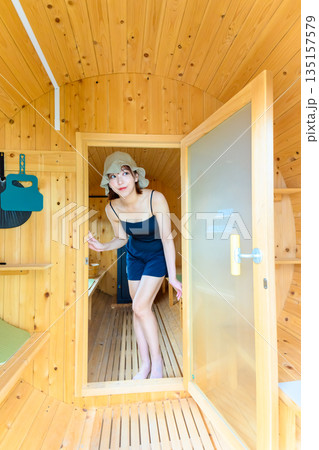 サウナから出てくる女性 【撮影協力:隠岐シーサイドリゾートみやび様】 サウナから出てくる女性 【撮影協力:隠岐シーサイドリゾートみやび様】 135157579