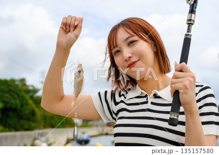 釣り上げた魚を見せる女性 【撮影協力：隠岐シーサイドリゾートみやび様】 135157580