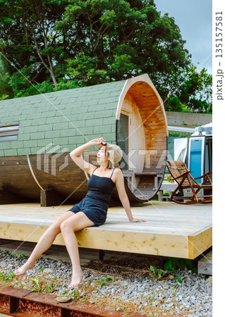 樽型小屋でくつろぐ女性 【撮影協力：隠岐シーサイドリゾートみやび様】 135157581