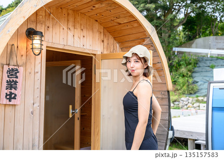 サウナ小屋の外で立つ女性 【撮影協力：隠岐シーサイドリゾートみやび様】 135157583