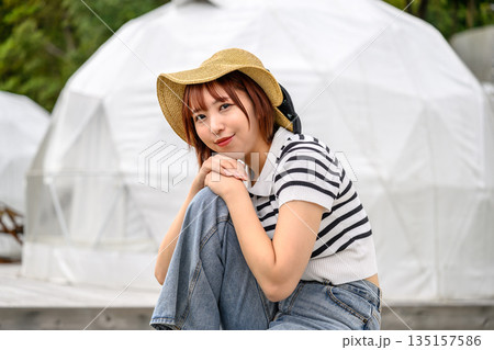 麦わら帽子で微笑む女性 【撮影協力:隠岐シーサイドリゾートみやび様】 麦わら帽子で微笑む女性 【撮影協力:隠岐シーサイドリゾートみやび様】 135157586
