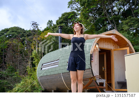 樽型サウナで深呼吸する女性 【撮影協力：隠岐シーサイドリゾートみやび様】 135157587