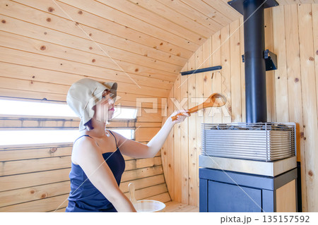 サウナでロウリュする女性 【撮影協力：隠岐シーサイドリゾートみやび様】 135157592