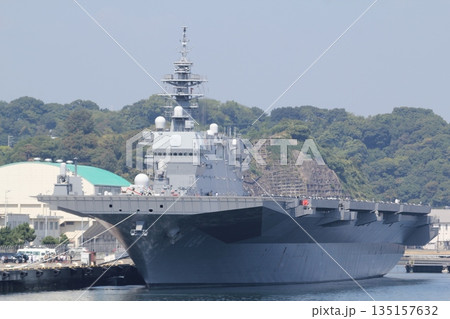 海上自衛隊横須賀基地に停泊する護衛艦かが 135157632