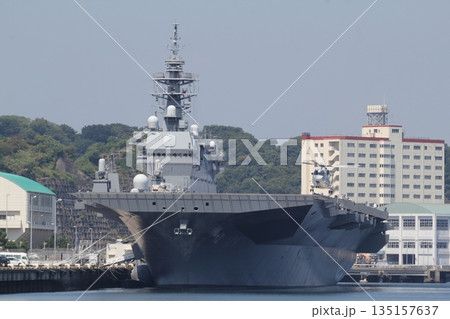 海上自衛隊横須賀基地に停泊する護衛艦かが 海上自衛隊横須賀基地に停泊する護衛艦かが 135157637