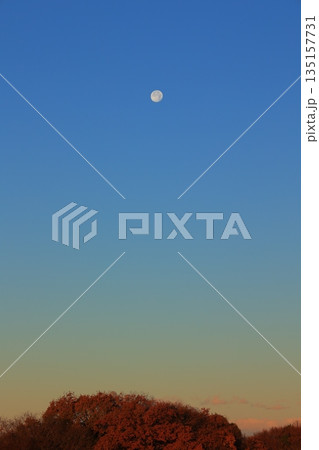 沈む夕日 135157731