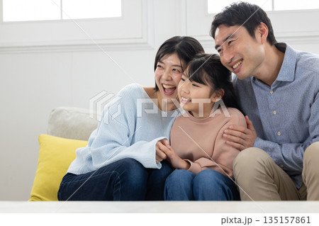 ソファで寄り添う幸せな3人家族 135157861