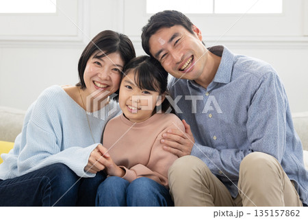 ソファで寄り添う幸せな3人家族 135157862