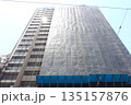 高層マンション外壁修繕工事の足場 135157876