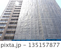 高層マンション外壁修繕工事の足場 135157877