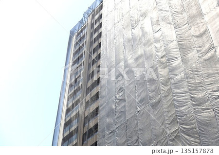 高層マンション外壁修繕工事の足場 高層マンション外壁修繕工事の足場 135157878