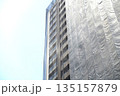 高層マンション外壁修繕工事の足場 135157879