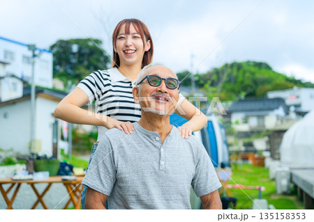 女性が男性に肩もみ 【撮影協力:隠岐シーサイドリゾートみやび様】 女性が男性に肩もみ 【撮影協力:隠岐シーサイドリゾートみやび様】 135158353