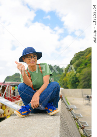 桟橋で座る高齢女性 【撮影協力:隠岐シーサイドリゾートみやび様】 桟橋で座る高齢女性 【撮影協力:隠岐シーサイドリゾートみやび様】 135158354
