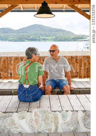 高齢者二人で会話 【撮影協力：隠岐シーサイドリゾートみやび様】 135158356