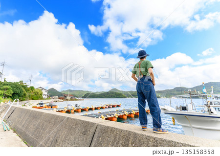 港で海を眺める人 【撮影協力：隠岐シーサイドリゾートみやび様】 135158358