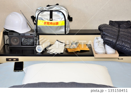 枕元の非常持ち出し袋 135158451