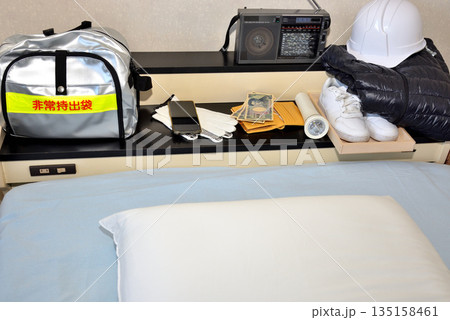 枕元の非常持ち出し袋 135158461