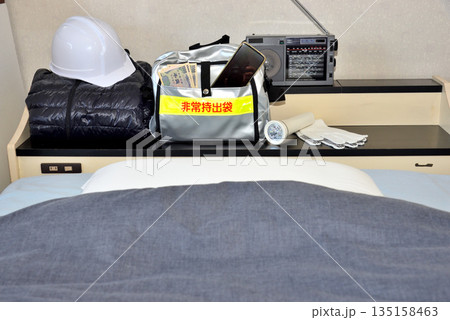 枕元の非常持ち出し袋 枕元の非常持ち出し袋 135158463
