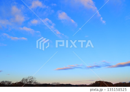 冬の青空に浮かぶ白い雲 135158525