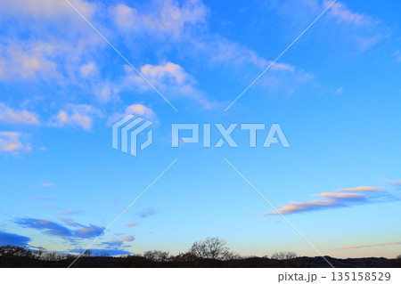 冬の青空に浮かぶ白い雲 冬の青空に浮かぶ白い雲 135158529
