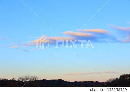 冬の青空に浮かぶ白い雲 冬の青空に浮かぶ白い雲 135158530