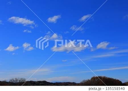 冬の青空に浮かぶ白い雲 135158540